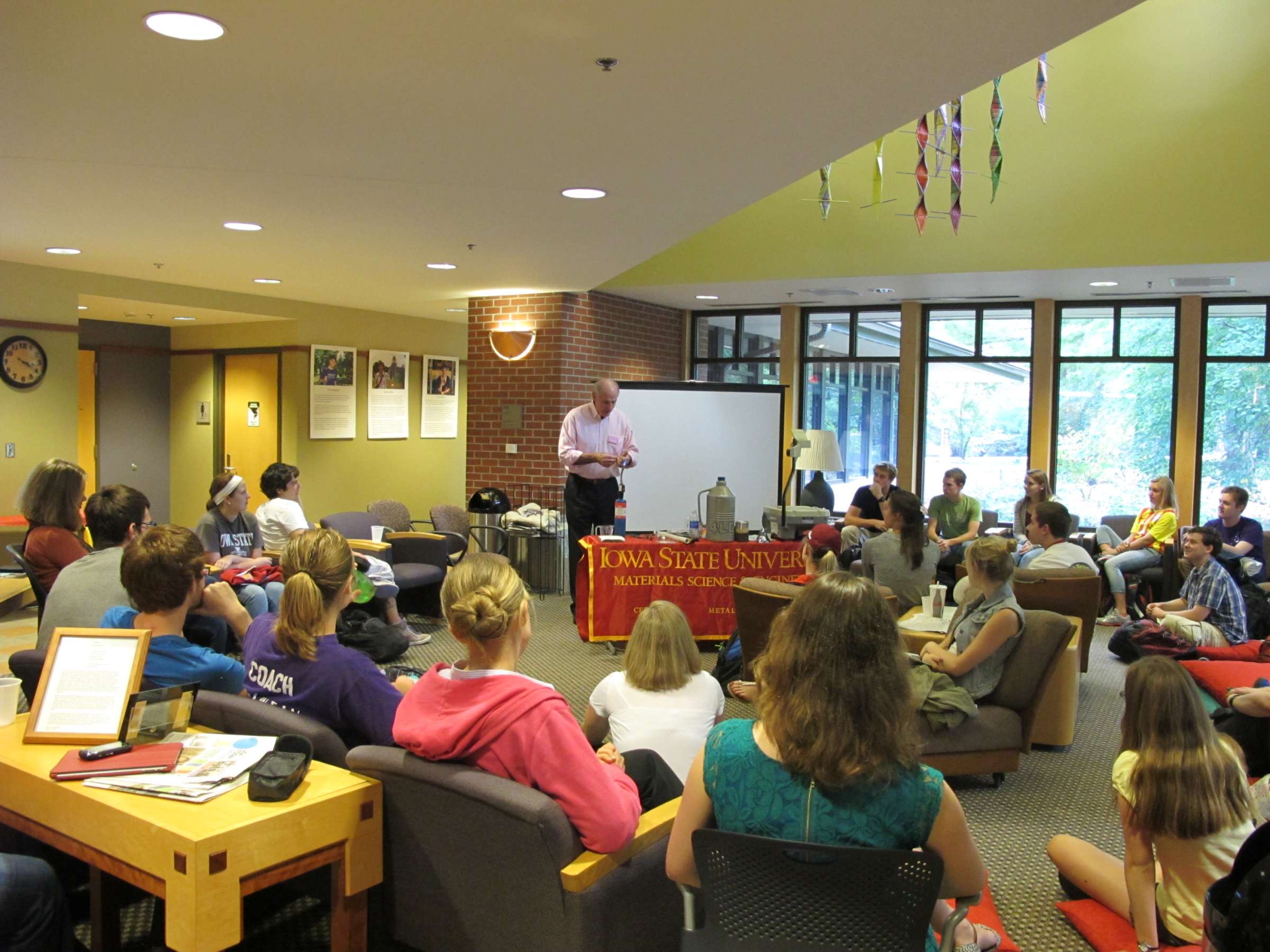 Honors students gather in the Jischke Honors Building lounge to attend an honors salon.