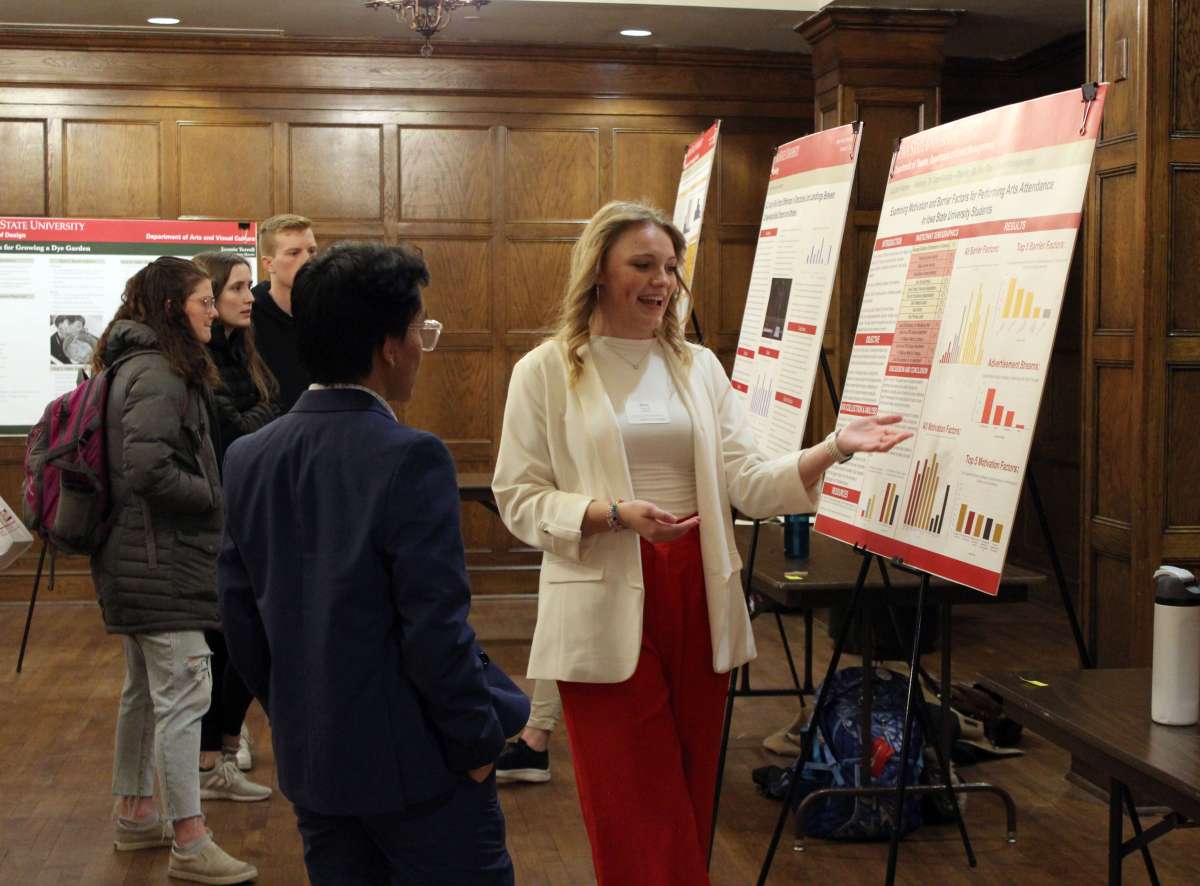 Iowa State University Honors student presenting her research at the 2023 Poster Session.